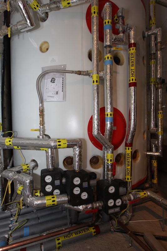 Thermal store fed by a log gasification boiler