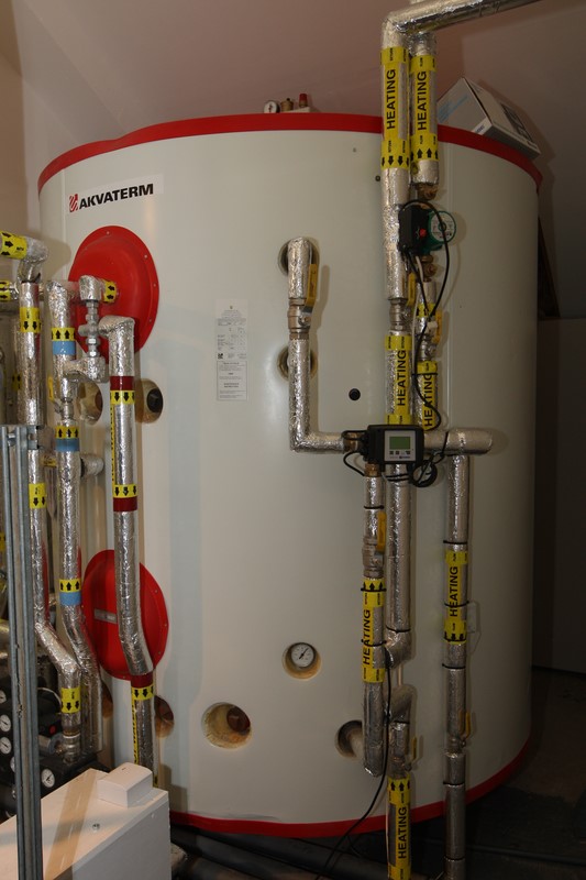 Weather compensation unit supplying underfloor heating